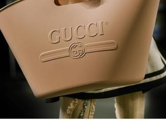Gucci verkoopt rubberen tas van 750 euro: "Precies een wasmand"