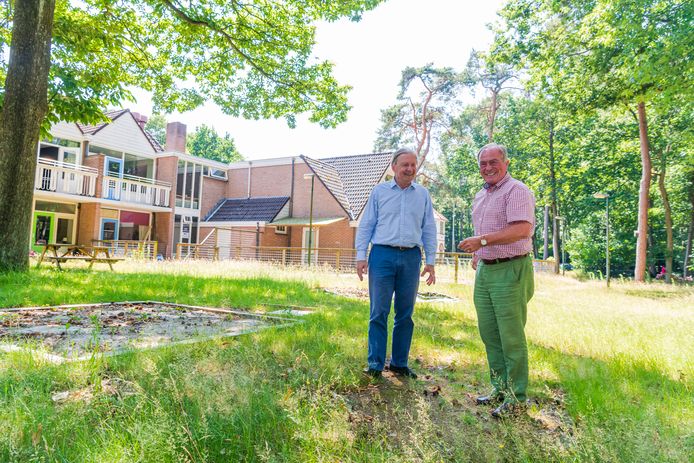 Frans Moll (links) en Dick van Lier maken zich zorgen over het nieuw te bouwen complex aan de Paltzerweg in Den Dolder.