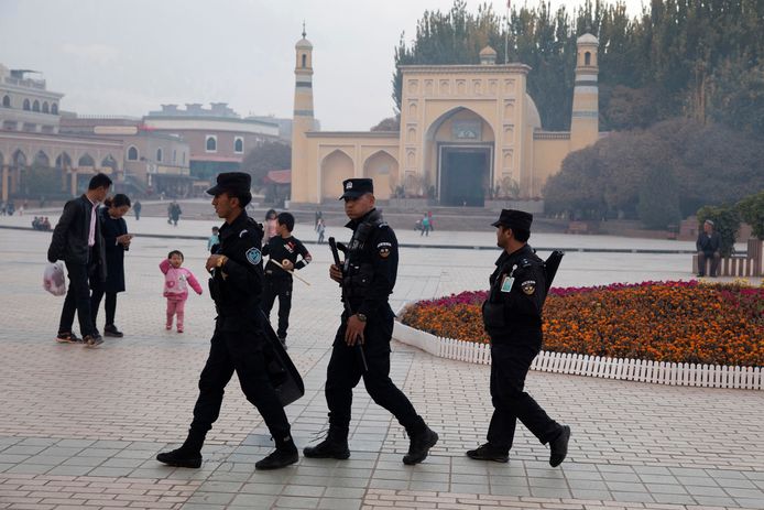 Patrouillerende politie bij de Id Kah-moskee in Kashgar, Xinjiang.