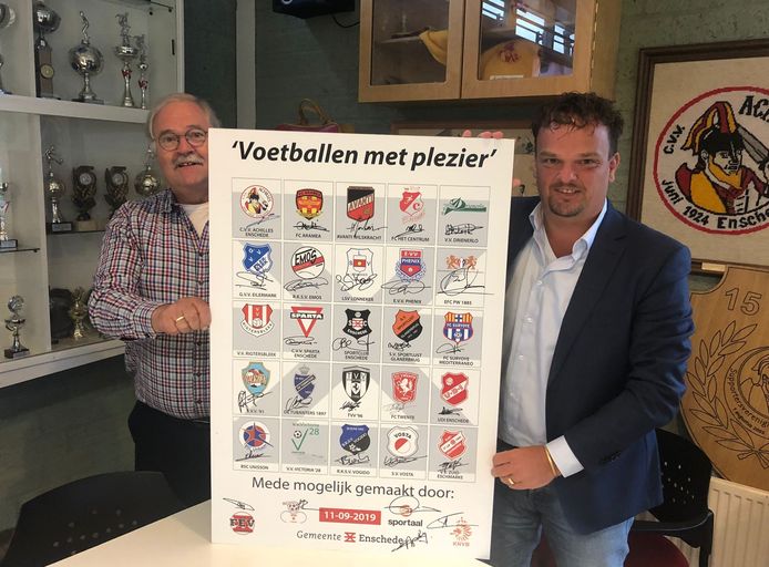 Bestuurslid Gijs Rekers van de voetbalfederatie Enschede en voorzitter Arjan Hof van Achilles Enschede.