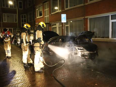 Meerdere auto's in brand in Den Haag en Nootdorp en vandalen blazen brievenbusportaal op