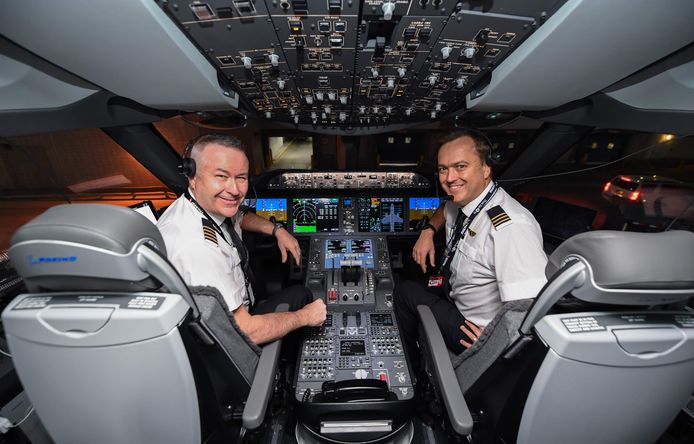 Piloten Sean Golding (L) en Jeremy Sutherland in de cockpit van de Qantas Boeing 787 Dreamliner voor aanvang van de vlucht.