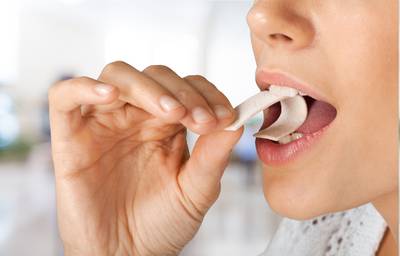 Is het gevaarlijk om kauwgom door te slikken? Bio-ingenieur vertelt wat er precies in je lichaam gebeurt