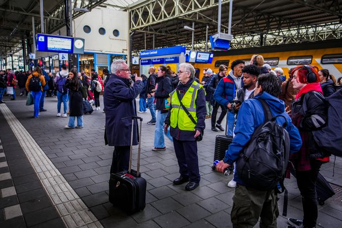 Reizigers richting Den Bosch staan vast op het station van Eindhoven en moeten in een stopbus stappen om op hun plaats van bestemming te komen.