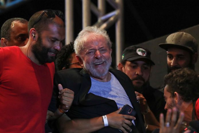 Luiz Inacio Lula da Silva huilt nadat hij zijn aanhangers in Recife heeft toegesproken. De oud-president zat anderhalf jaar in de gevangenis.