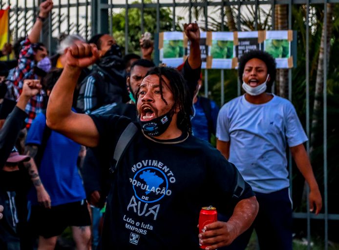 Demonstranten bij de vestiging van Carrefour in Porto Alegre waar João Alberto Silveira Freitas donderdag door twee beveiligers werd doodgeslagen.
