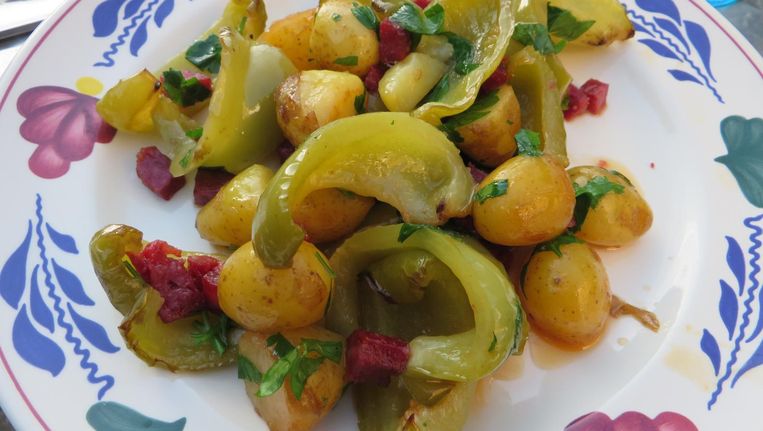 Heerlijke geroosterde groene paprika met chorizo en aardappeltjes Beeld Loethe Olthuis