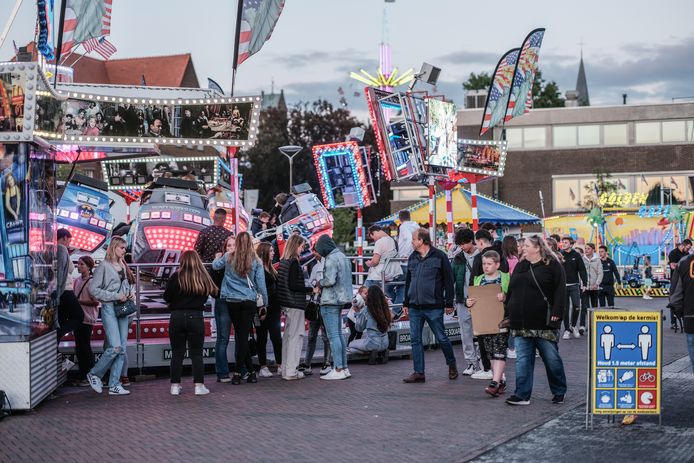 Attracties van de kermis in het Vrijheidspark tijdens het Volksfeest Winterswijk.