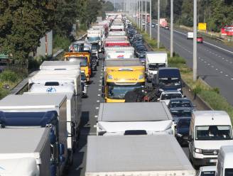 Uur file op E40 richting Brussel door ongeval in Drongen: rechter- en middenrijstrook versperd