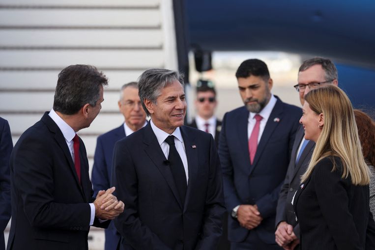 De Amerikaanse minister van buitenlandse zaken Antony Blinken kwam maandag aan op het vliegveld van Tel Aviv.  Beeld Reuters