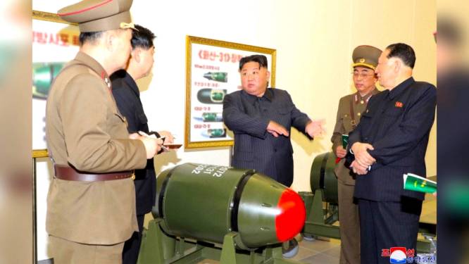 Kim Jong-un pose devant des têtes nucléaires
