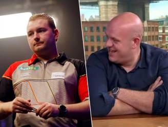 KIJK. Van Gerwen kan het niet laten om Van den Bergh weer eens te prikkelen: “Hij is gewoon een weirdo”