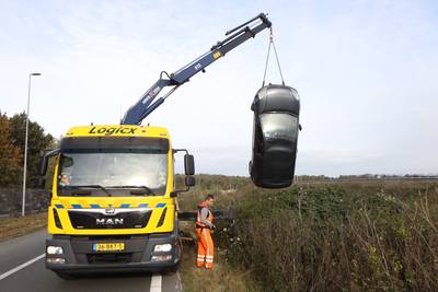 Automobilist rijdt de sloot in bij Lithoijen, meerdere hulpdiensten gaan eropaf