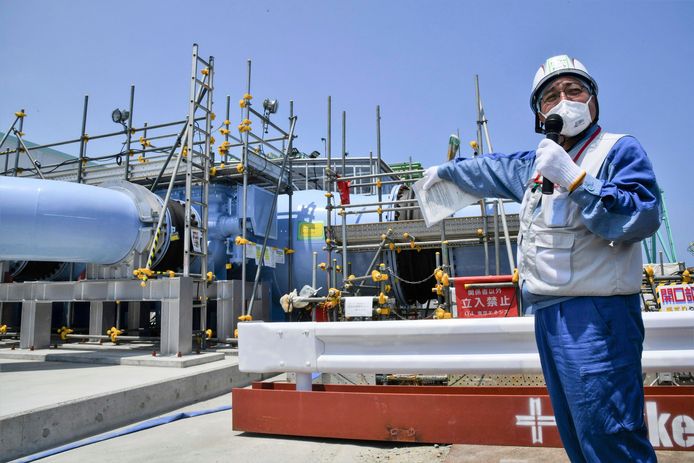 Een medewerker van TEPCO geeft toelichting bij de installatie die gebruikt zal worden om het afvalwater in zee te lozen.