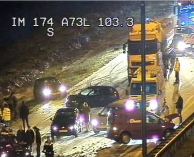 Tien auto's botsen op A73 door gladheid na winterse neerslag