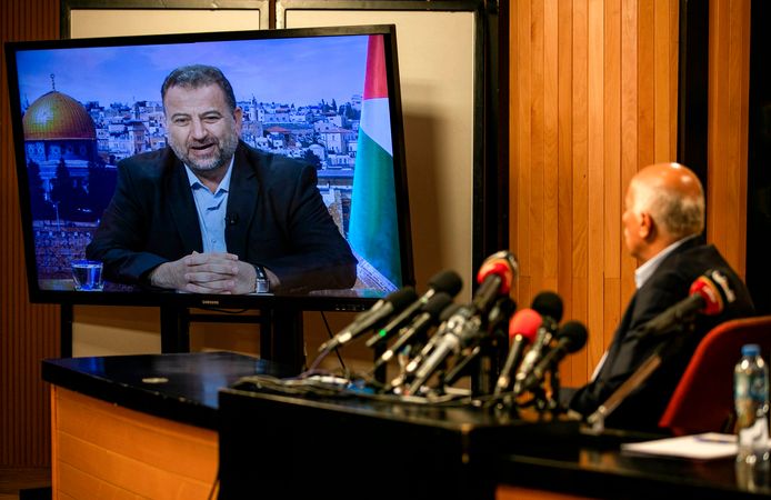 Secretaris-generaal van Fatah Jibril Rajoub in gesprek met Hamas-chef Saleh Arouri.
