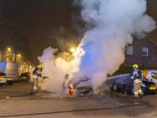 Auto in Alblasserdam brandt volledig uit