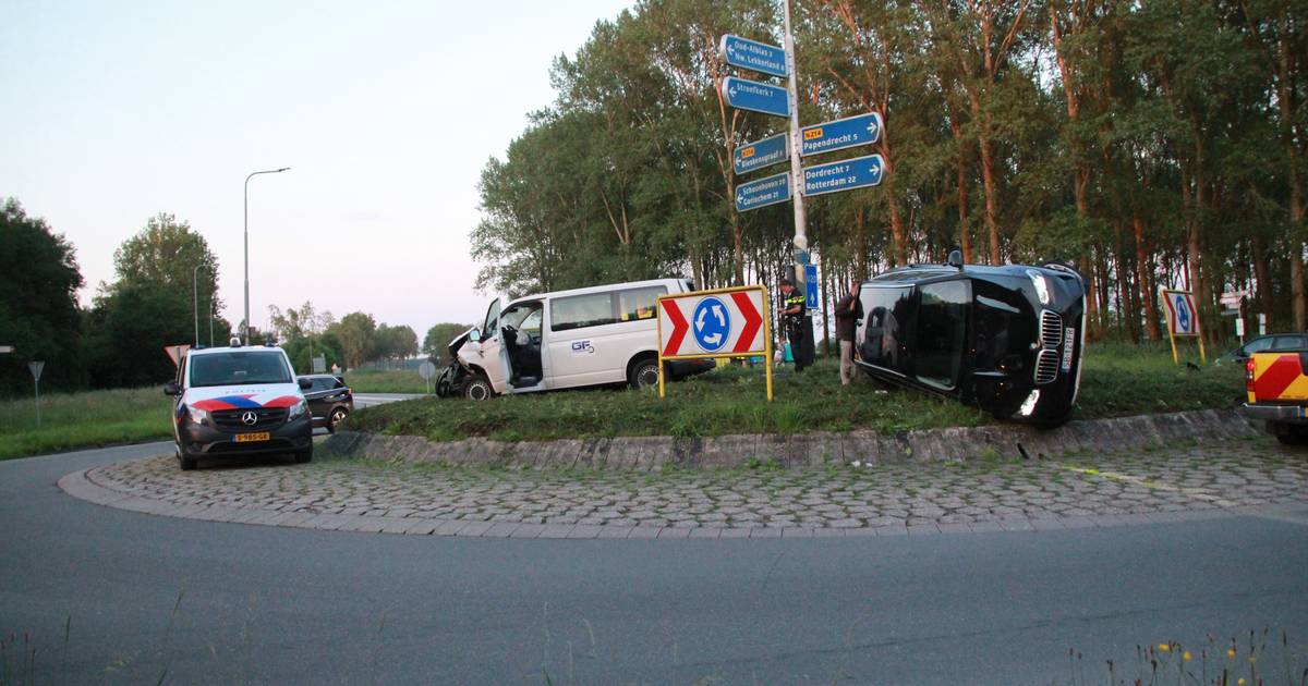 Auto en bestelbus belanden beide op rotonde na ongeval in Oud-Alblas