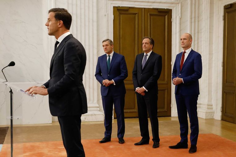 Premier Rutte presenteert het regeerakkoord, coalitiegenoten Segers, Pechtold en Buma kijken toe.  Beeld ANP