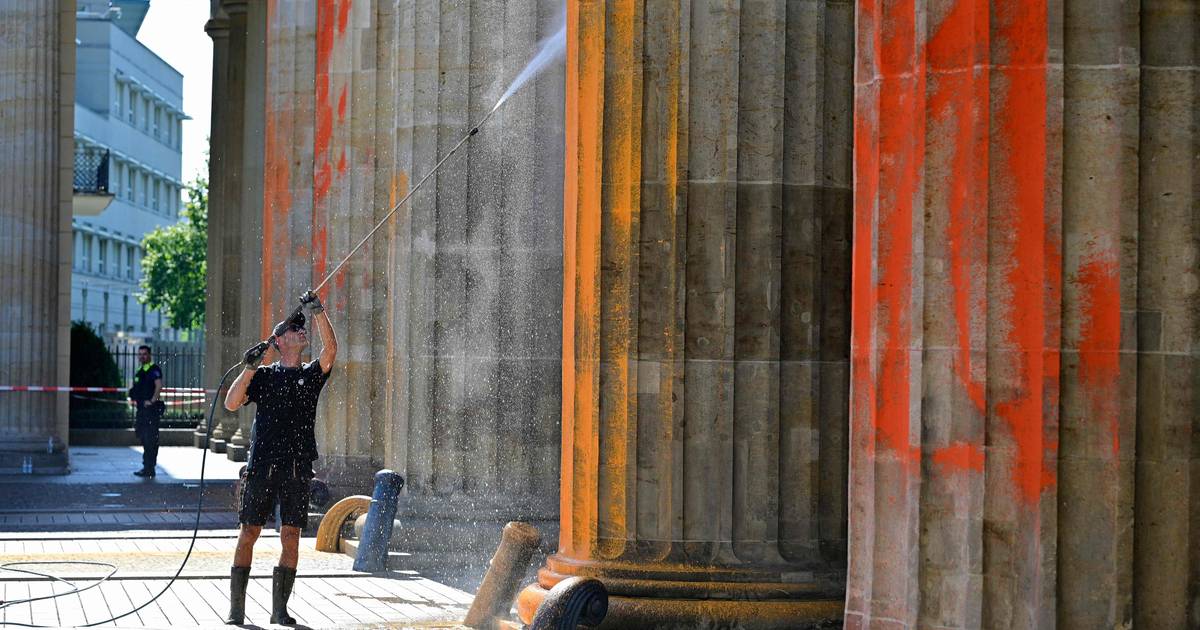 Aspetto.  Attivisti climatici imbrattano di vernice la Porta di Brandeburgo a Berlino |  InstagramHLN