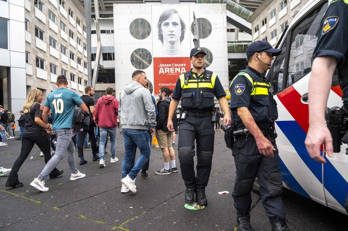 Supporters van Ajax en politie bij de Johan Cruijff Arena.
