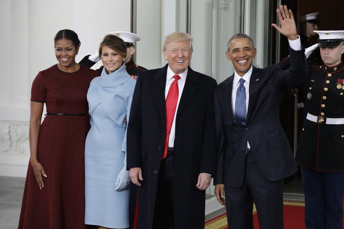 De twee presidentiële paren poseren voor foto's vlak voor ze binnen thee gaan drinken. - president Obama redde de situatie door het cadeautje discreet binnen weg te leggen.