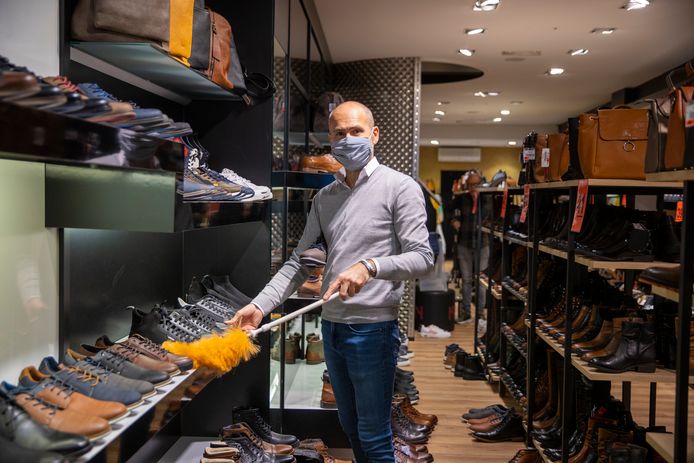 Patrick Beunckens van schoenenwinkel Ken: “We zijn voorbereid op veel volk: we doen al koppelverkoop om grote kortingen te kunnen geven. Zo hopen we toch nog van onze stock vanaf te geraken.”