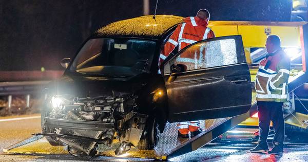 Auto vliegt uit de bocht op A27 bij Teteringen, vangrail verwoest
