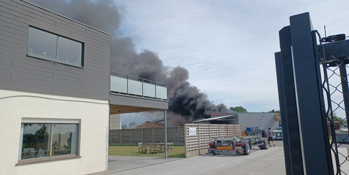 Brand bij garage Blomme in Knesselare.
