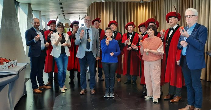 Gouverneur Cathy Berx en de deputés mochten een van de eerste aardbeien proeven.