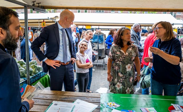 Minister Ernst Kuipers bezoekt het COVID / Corona GGD informatiepunt op de afrikaandermarkt over coronavaccinatie en testen ( mondkapjes ) en reizen naar het buitenland. Foto: Frank de Roo