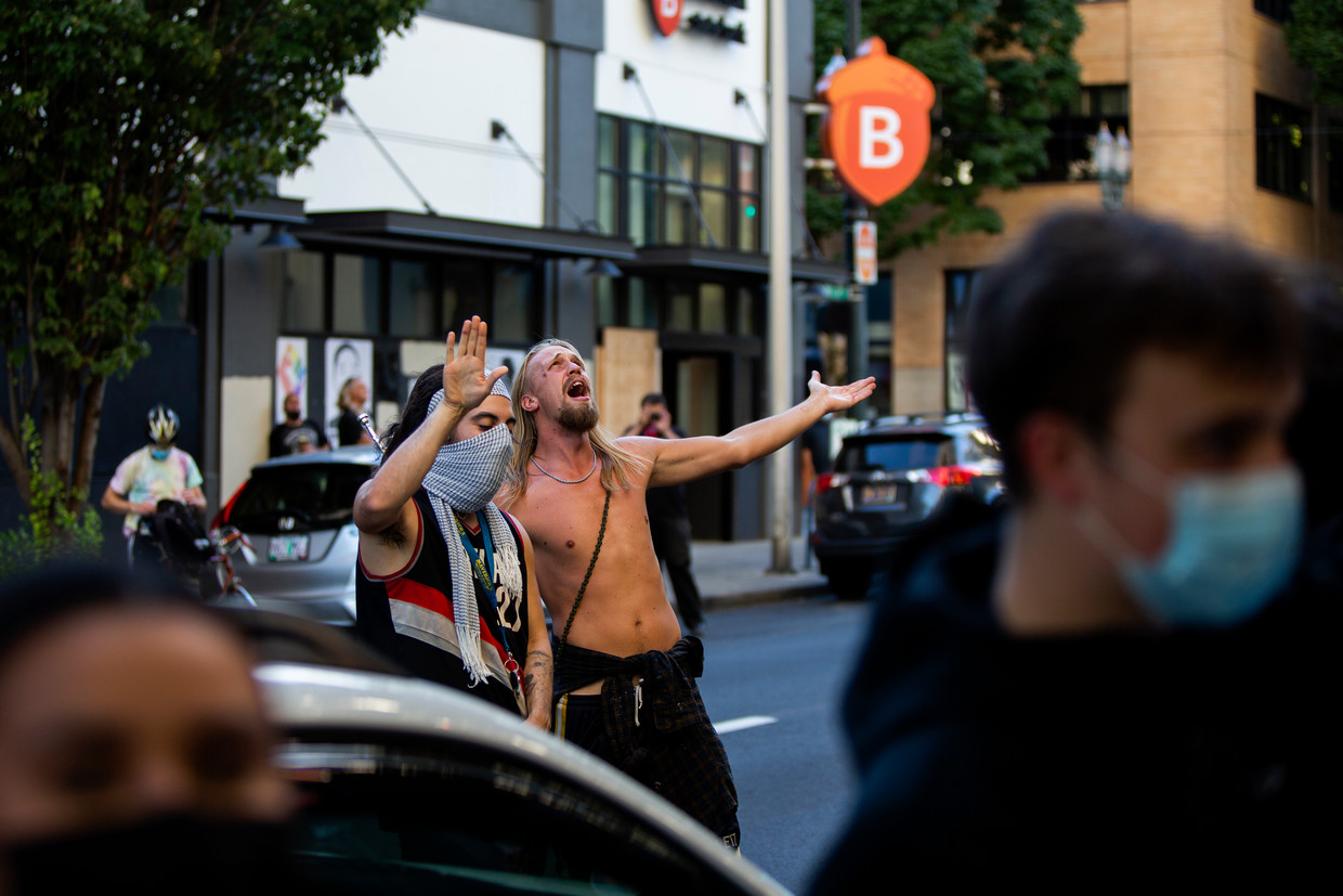 Witte demonstranten bij het huis van burgemeester Ted Wheeler. Beeld Alisha Jucevic