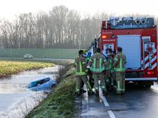 Twee auto’s te water op Albrandswaardsedijk in Poortugaal; vrouw (42) uit Rhoon overleden