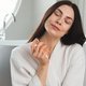 Dit is waarom je nooit parfum in je haar moet spuiten