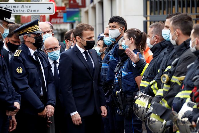 De Franse president Emmanuel Macron bezoekt de Notre Dame-basiliek in Nice, waar eerder vandaag drie mensen om het leven kwamen bij een mesaanval.
