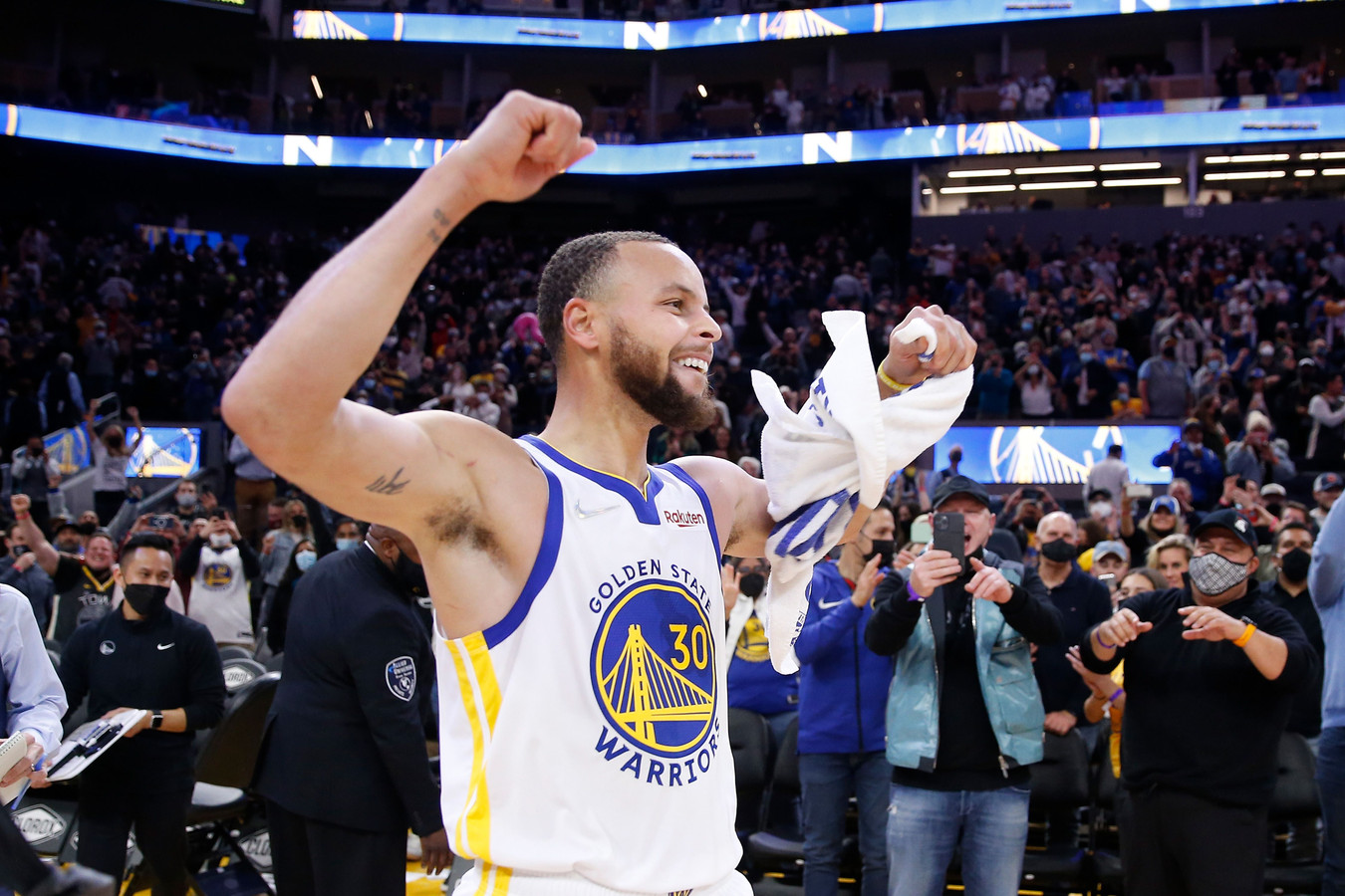Memorabel moment voor Stephen Curry met eerste buzzerbeater ‘Het werd