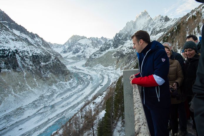 De Franse president Emmanuel Macron vandaag met wetenschappers bij de Mer de Glace-gletsjer nabij Chamonix, in het Mont Blanc-gebergte in de Franse Alpen.