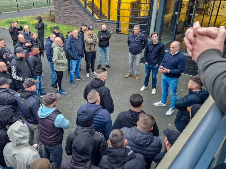 Honderd supporters Vitesse halen verhaal bij clubleiding op Papendal: ‘Klaar mee’ 