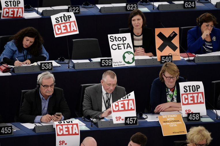 Europarlementariër Anne-Marie Mineur (SP)(vooraan, rechts). Beeld anp