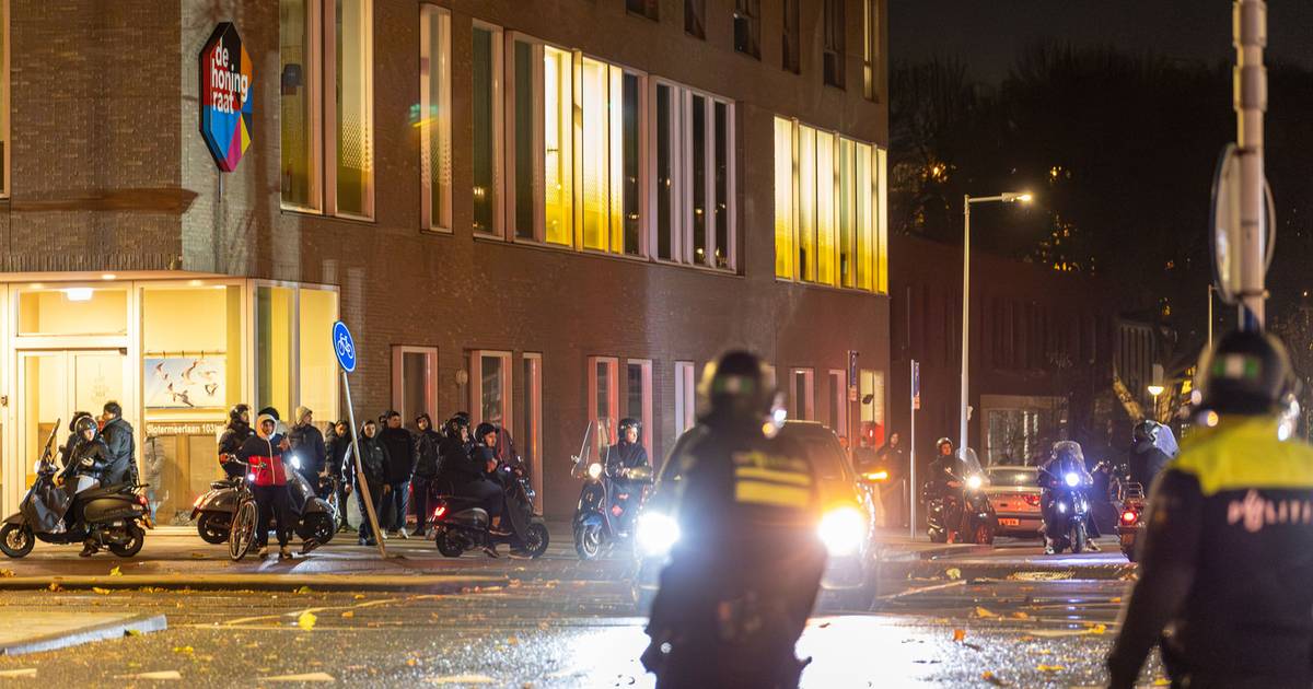 Politieauto in brand gestoken tijdens 'onrustige' nacht in Amsterdam Nieuw- West
