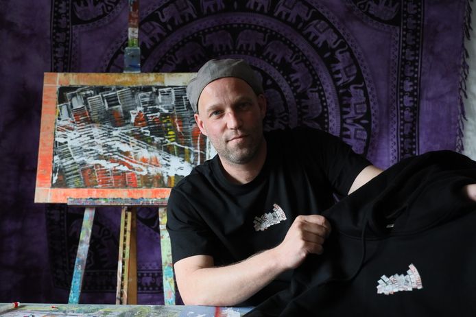 Ron Vogels in en met een t-shirt met zijn ontwerp.