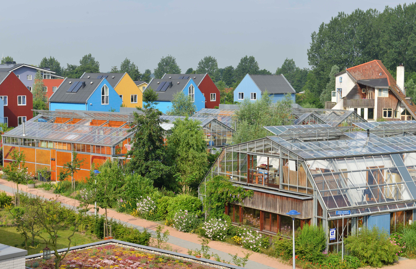 Houtskeletbouw en energiezuinige woningen in Lanxmeer, op de voorgrond experimentele kaswoningen.