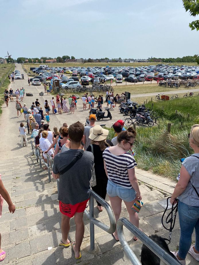 Een enorme rij wachtende mensen voor het parkeerautomaat bij strandopgang Molenslag in Monster.