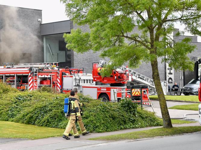 Grote rookontwikkeling door brand aan afzuiging van machine bij chromeerbedrijf D’Haene: geen gewonden