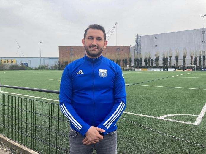 Idris Özdemir voor het plein aan de Muide