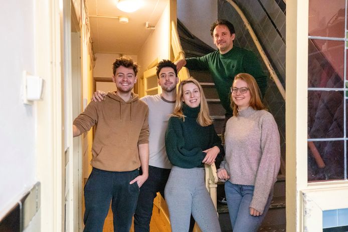 Willem van Spreuwel (op de trap) met op de voorgrond vier van de zes studenten van hem een kamer huren in een huis aan de Leenderweg. Tweede van links staat bewoner Sebastiaan Selvi