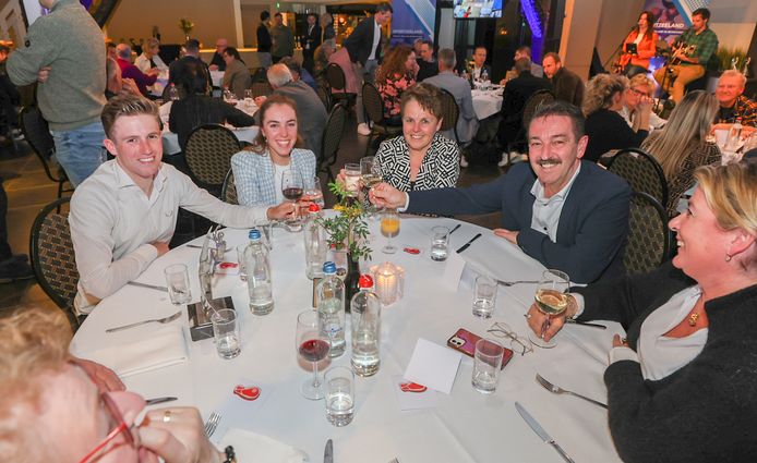Shirin van Anrooij (midden) proost met haar familie op de wereldtitel van zondag.