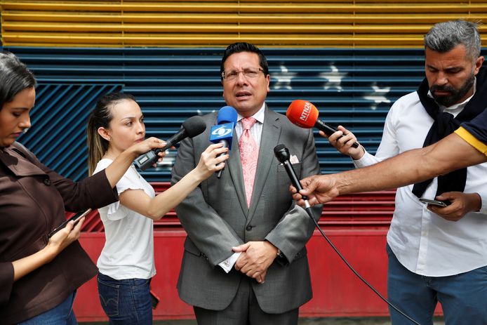 Omar Mora Tosta, advocaat van de Venezolaanse oppositieleider Leopoldo López, staat de media te woord voor het huis van López in Caracas.