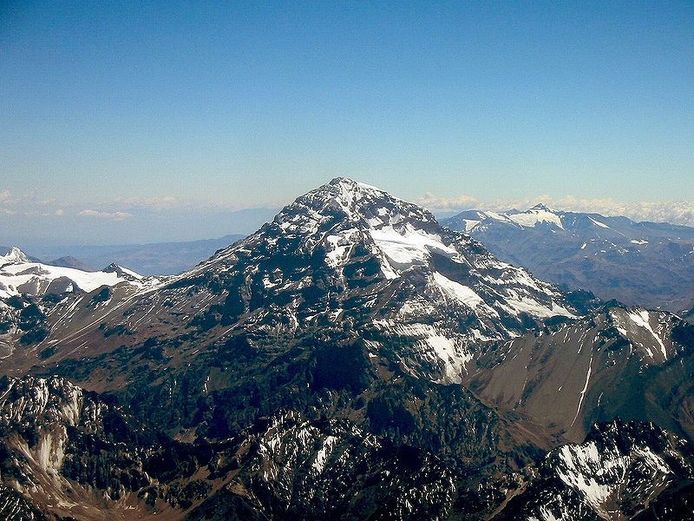 De Aconcagua is met  6.962 meter de hoogste berg van Zuid-Amerika. Een recent gevonden camera zorgt opnieuw voor vragen over de mysterieuze dood van twee Amerikaanse klimmers vijftig jaar geleden.