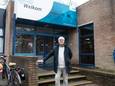 Jan Bijvank van de Vereniging Dorpsbelangen Hoogland voor het zwembad aan de Sportlaan. ,,Een nieuw bad in Vathorst is te ver uit de buurt.”